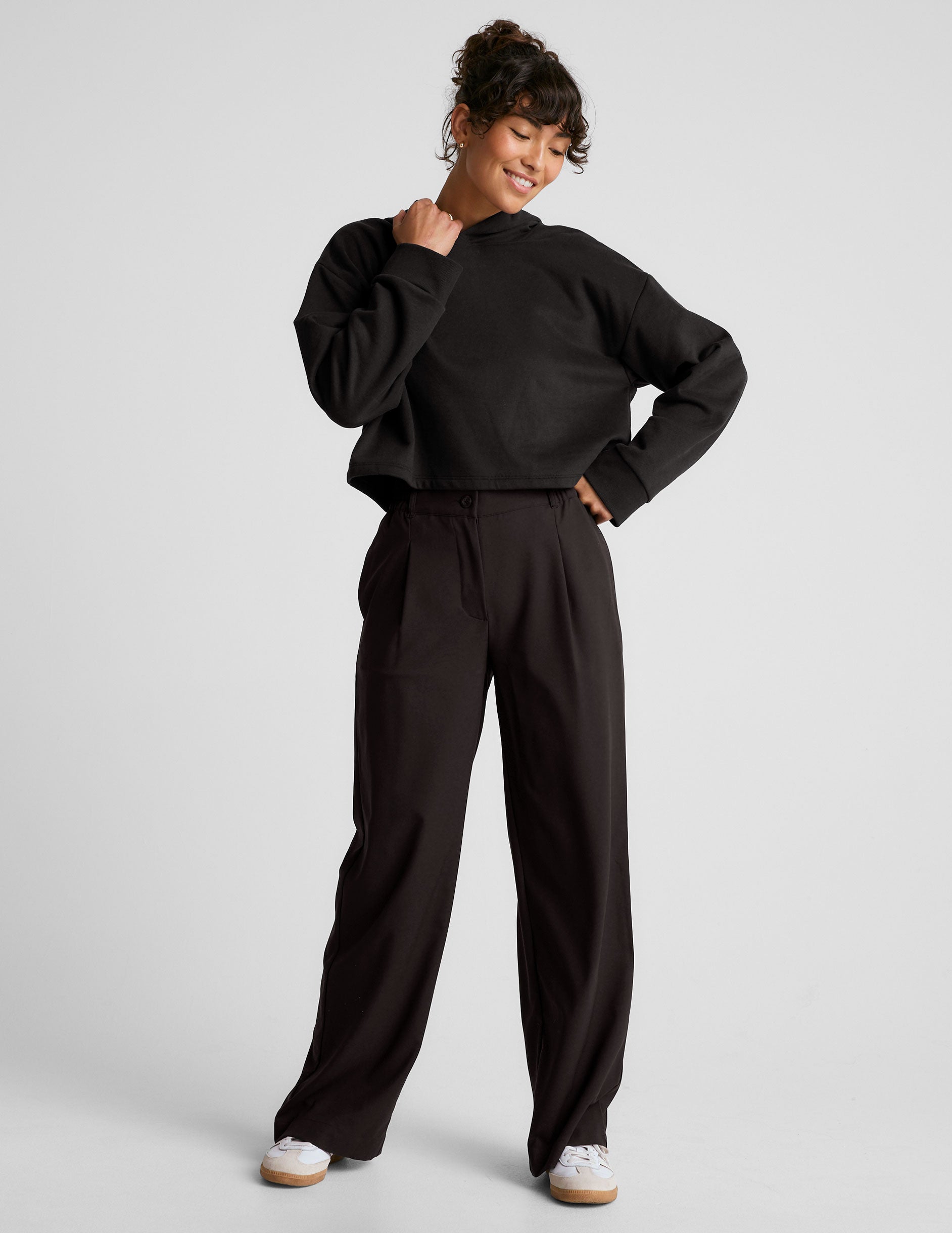 black cropped hoodie pullover.