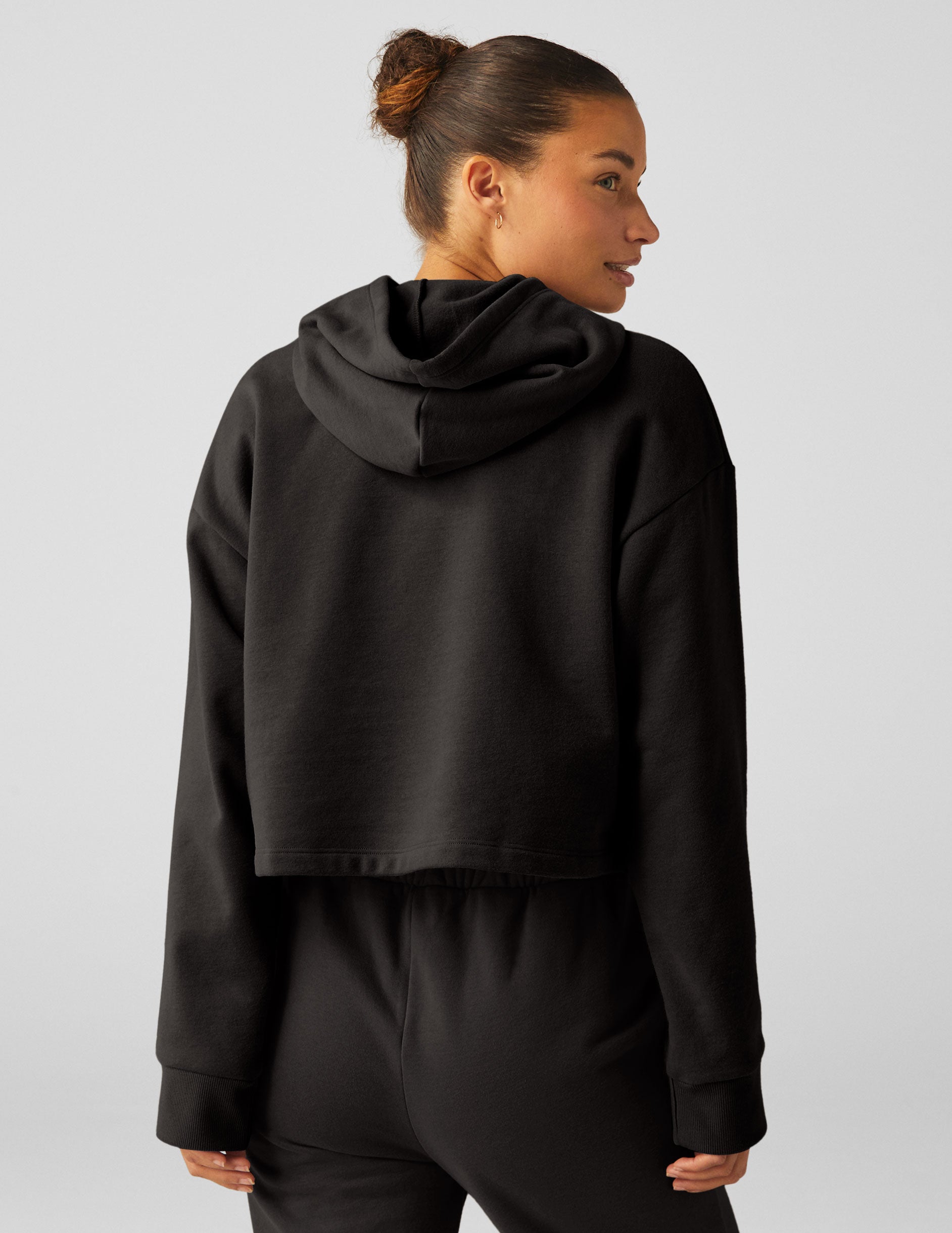 black cropped hoodie pullover.